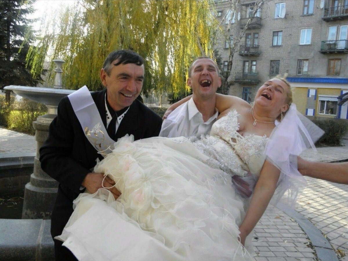Глупый пар. Смешная свадьба. Смешные Свадебные фотосессии. Прикольные Свадебные пары. Смешные невесты.