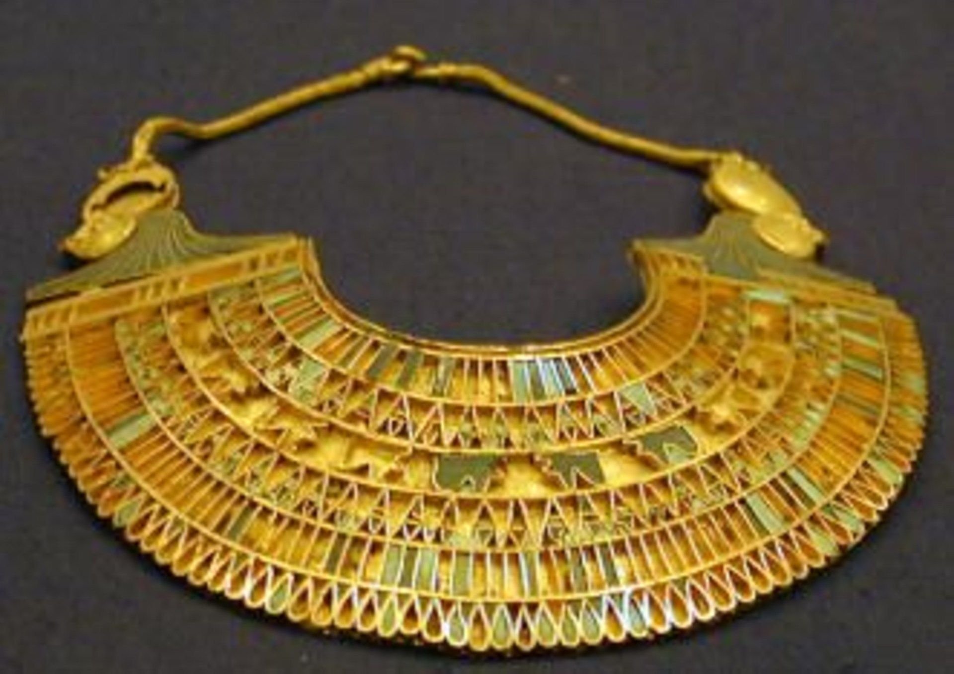 Древнее нагрудное украшение. Золотая Пектораль Тутанхамона. Ускх древнего Египта. Ожерелье Пектораль древнего Египта. Ожерелье фараона ускх.