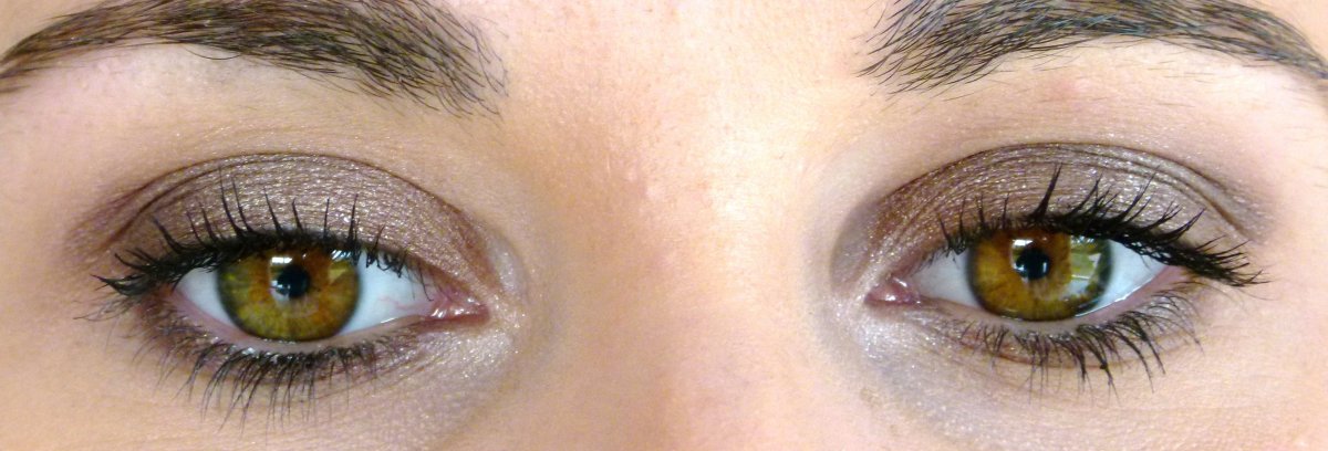 Карие глаза с зеленым оттенком