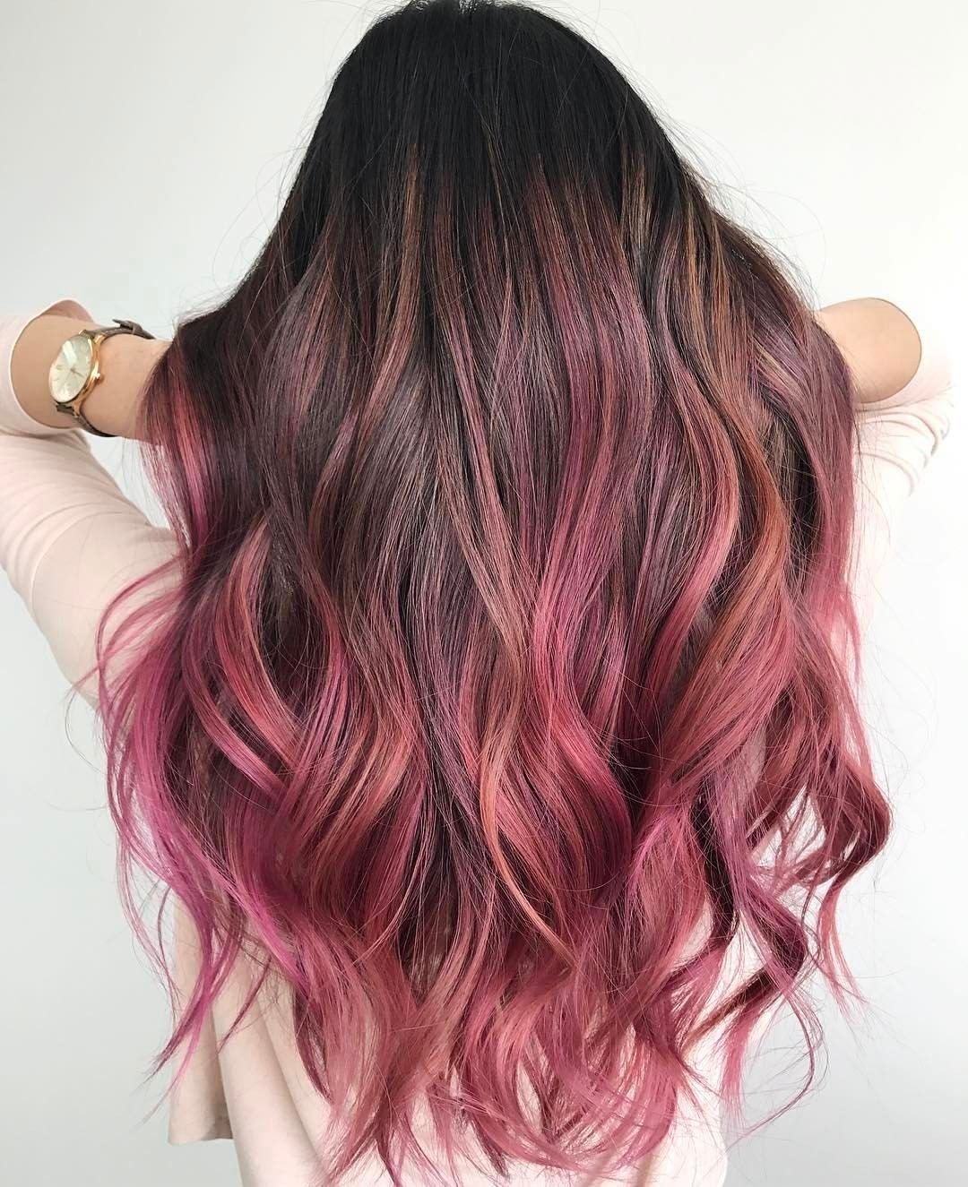 Розовые пряди на темных волосах