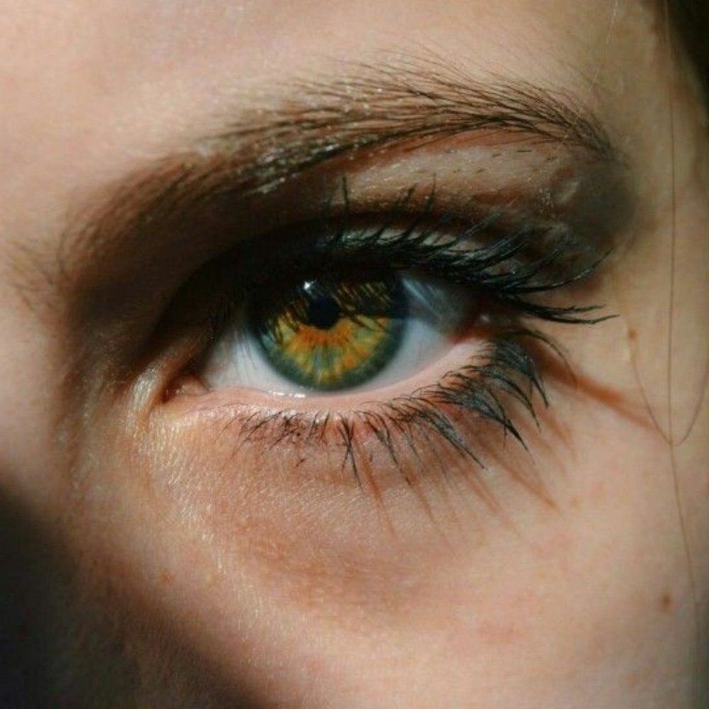 Глаза болотного цвета