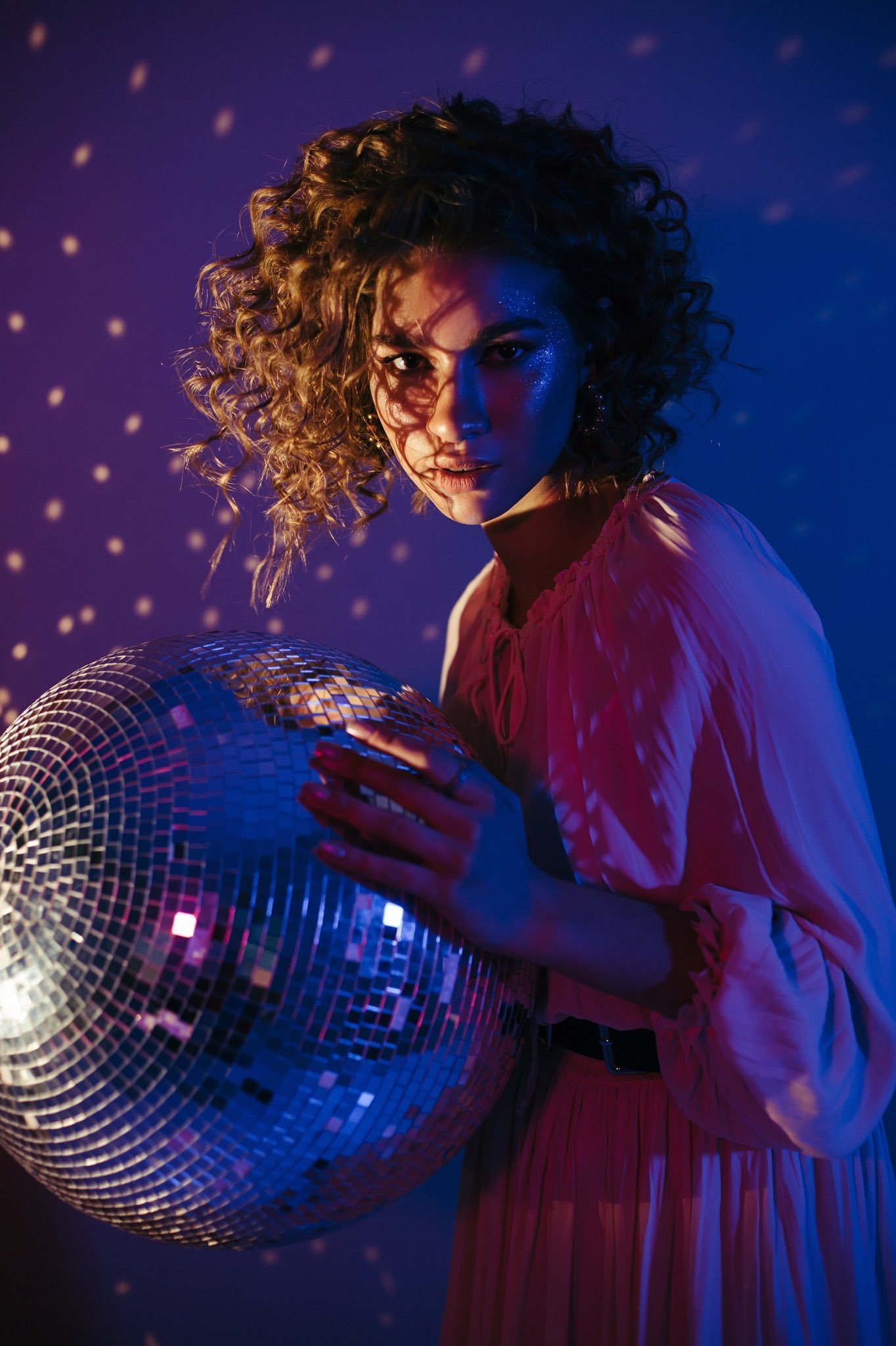 Диско шар 70-х. Фотосессия в стиле диско. Фотосет в стиле диско. Девушка с диско шаром. Современная диско музыка