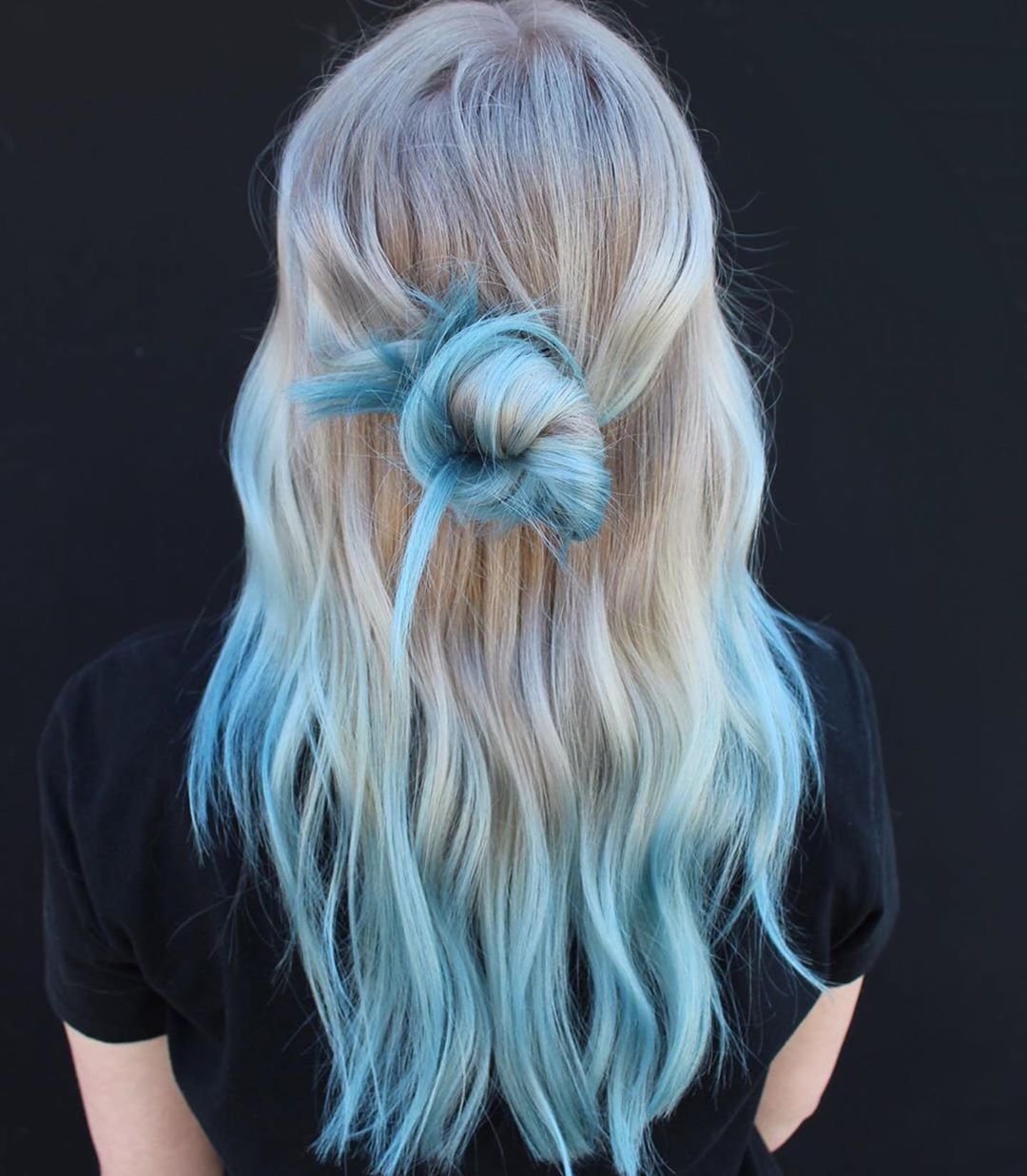 Синие пряди на русых волосах