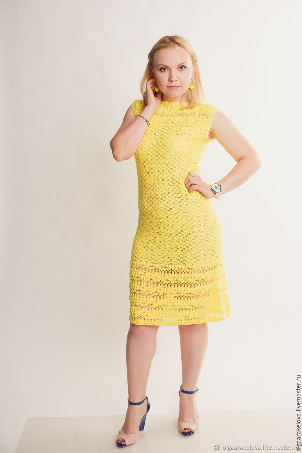 Желтое вязаное платье
