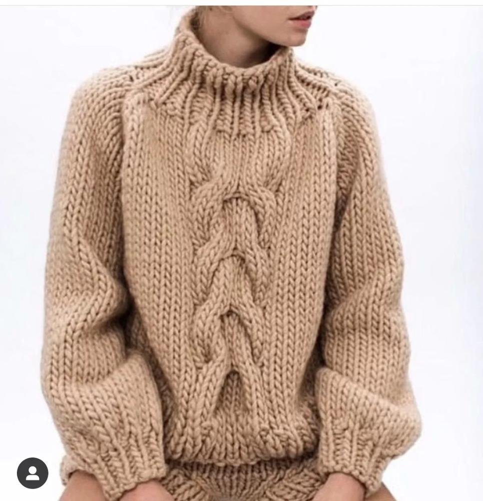 Объемный вязаный свитер