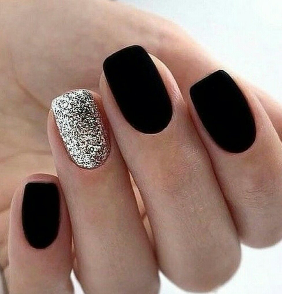 Черные матовые ногти с блестками