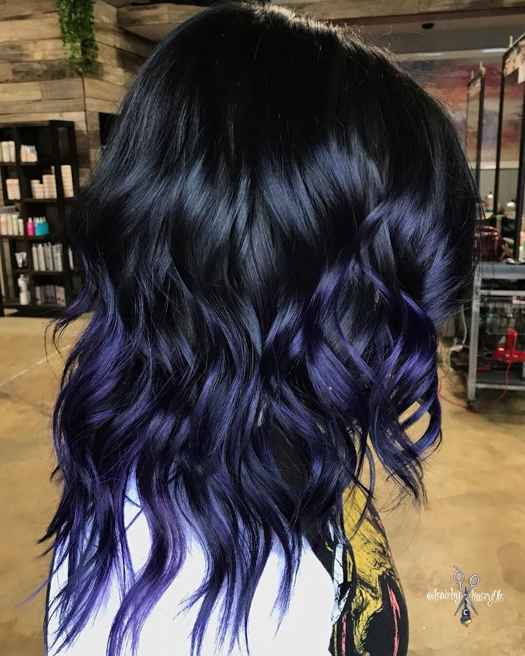 Черные волосы с фиолетовыми прядями