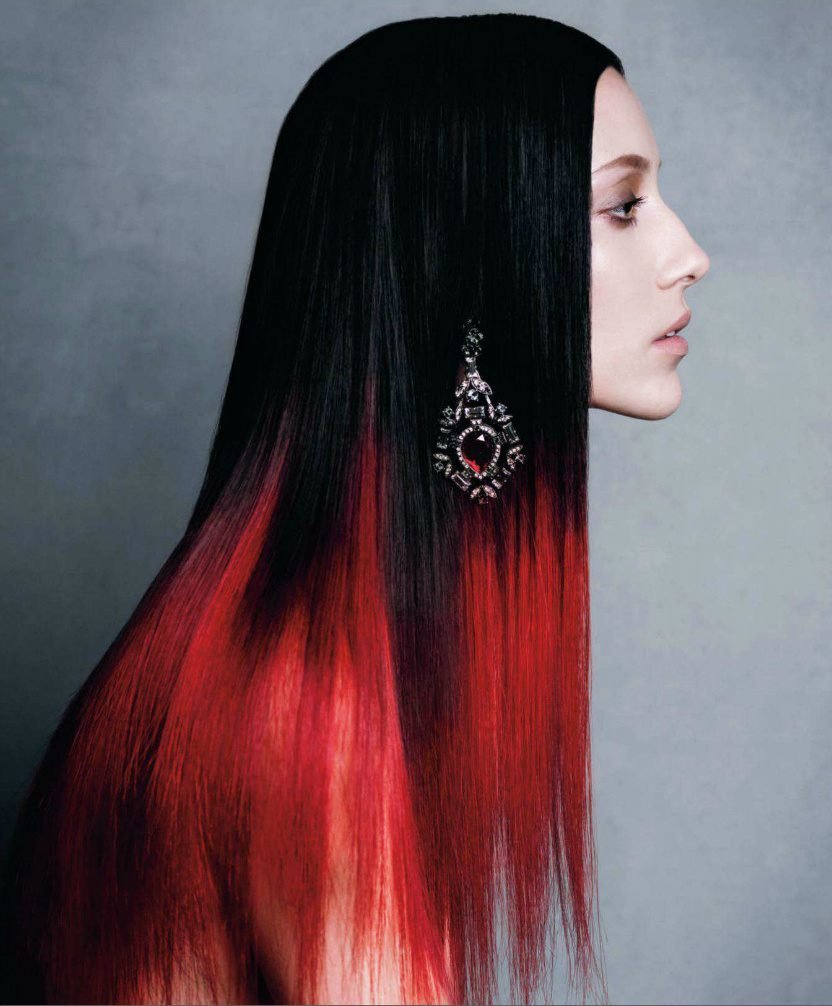 Черный цвет волос с красными прядями