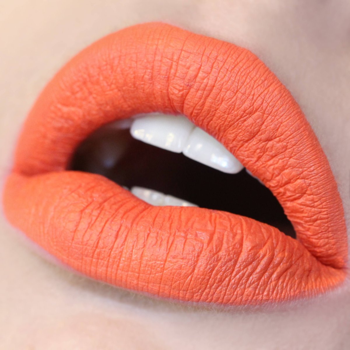 Оранжевая помада для губ