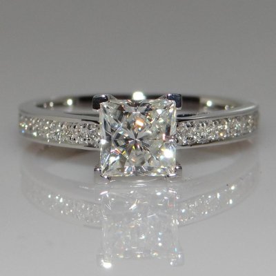 Помолвочное кольцо с квадратным бриллиантом