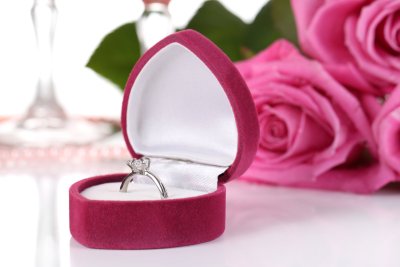 Обручальное кольцо в коробочке