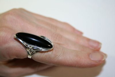 Широкое серебряное кольцо с камнями
