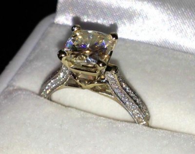 Дорогое кольцо с бриллиантом