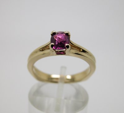 Золотое кольцо с натуральным рубином