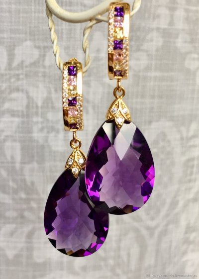 Золотые сережки с фиолетовым камнем