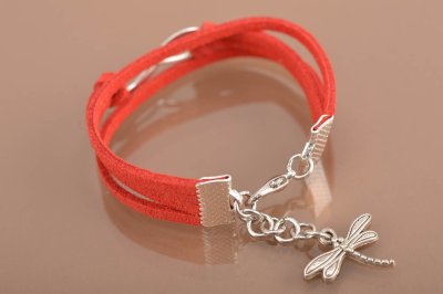 Красный кожаный браслет