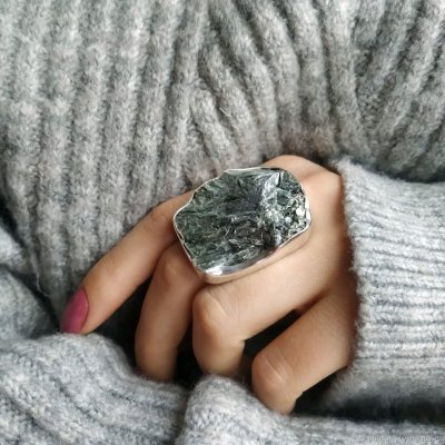 Серебряное кольцо с большим камнем