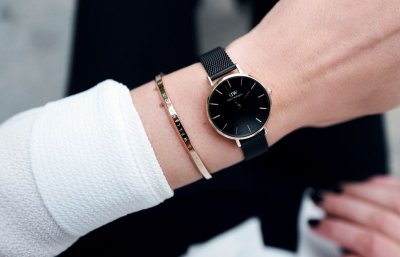 Женские часы с черным кожаным ремешком