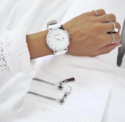 Белые стильные часы
