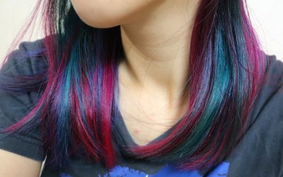 Цветные пряди на русых волосах