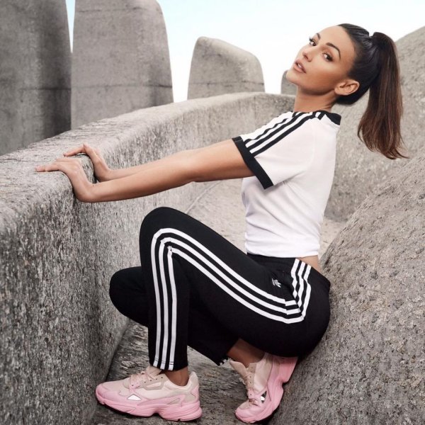 Фото: Женские футболки adidas originals