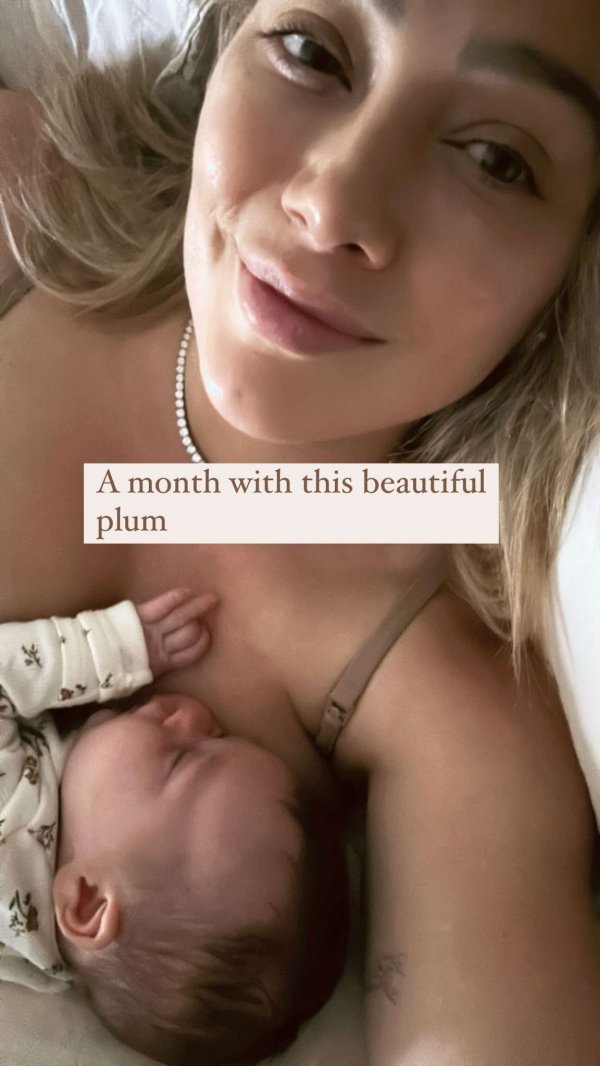 Фото: Hilary duff breastfeeding