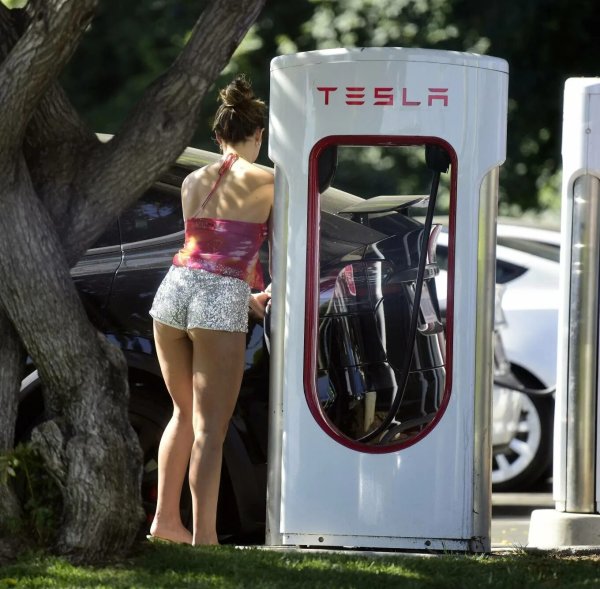 Фото: Tesla supercharger