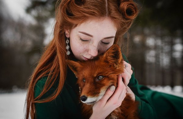 Фото: Рыжая девушка с лисой