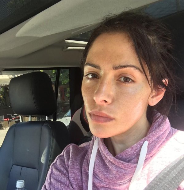 Фото: Sarah shahi no makeup