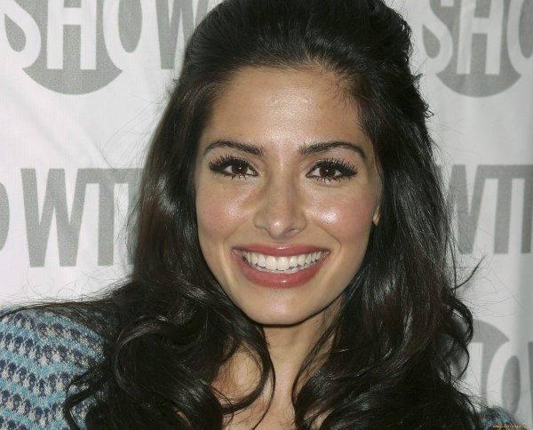 Фото: Sarah shahi